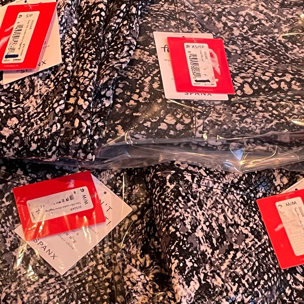 SPANX NWT FAUX LEATHER SNAKE SHINE LEGGINGS GRAY WHITE - Picture 10 of 12